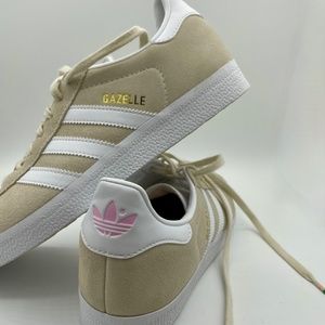 Adidas Gazelle, almost brand new. Size 8 (but really is like a size 8.5)